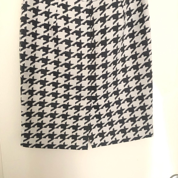 Banana Republic size 6, Large Pattern Grey/White Houndstooth Pencil Skirt - Picture 2 of 5